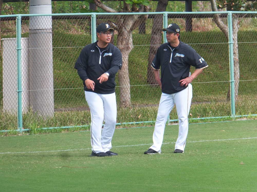 沖縄・国頭村での秋季キャンプで指導者としてスタートを切った日本ハム・木田チーフ投手コーチ（左）
