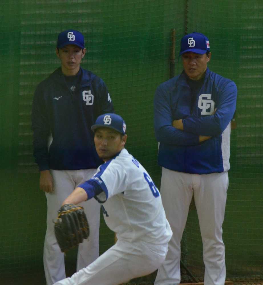 小熊の投球を見つめる与田監督（右）と浅尾２軍投手コーチ