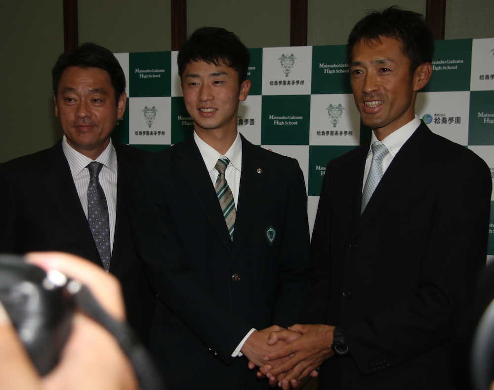 直江（左）入団後はコーチとなる木佐貫スカウトと固い握手。左は長谷川スカウト部長