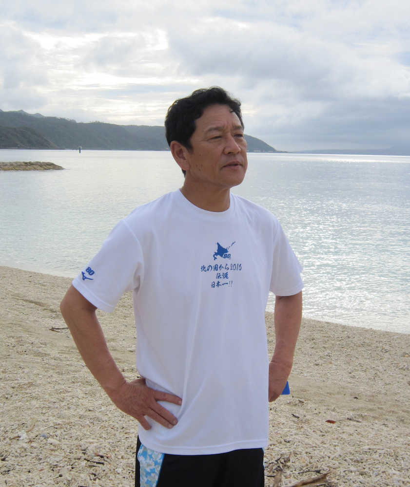 練習後に砂浜を歩く日本ハム・栗山監督は岩手の方向へ視線を向ける