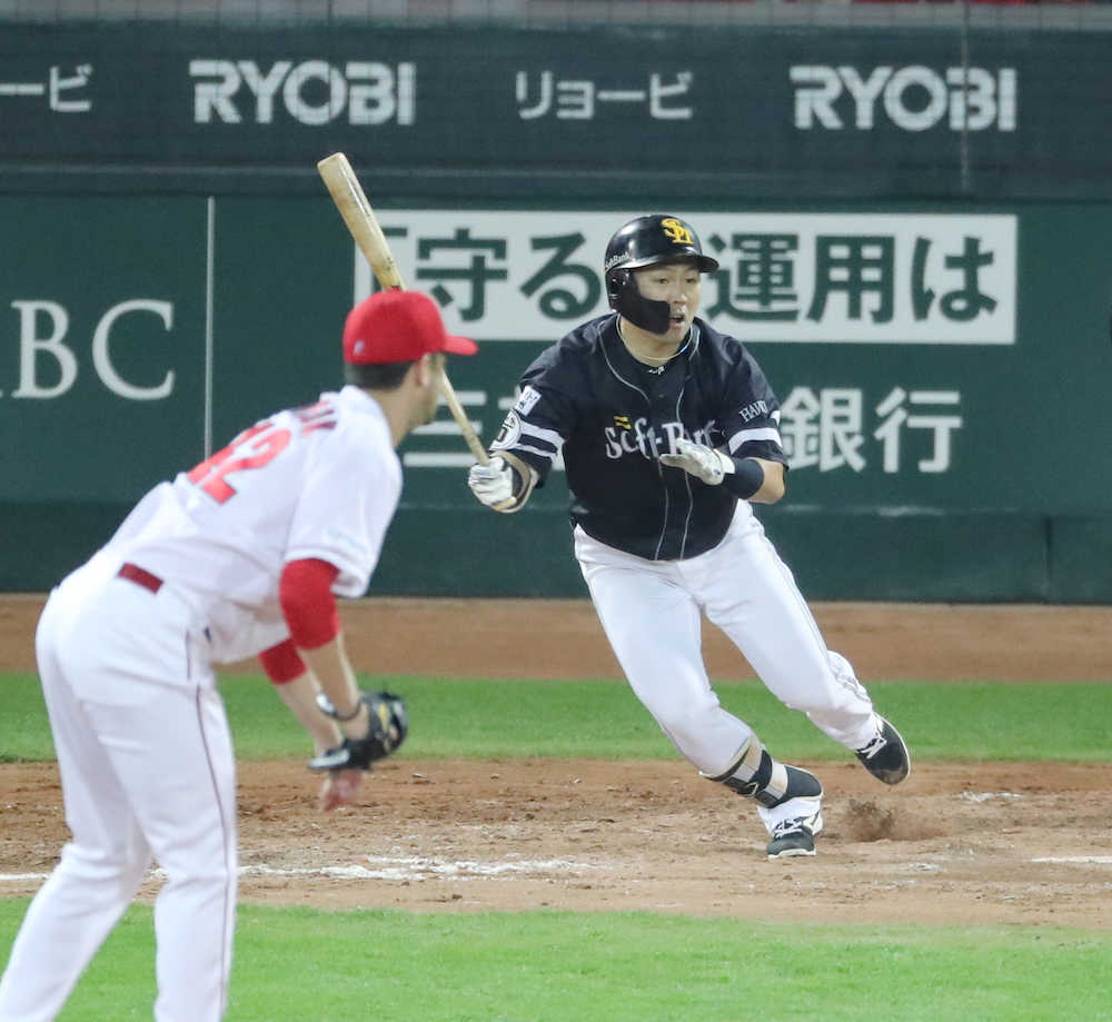 ４回無死一塁、中村晃は左前打を放つ（投手・ジョンソン＝撮影・大森　寛明