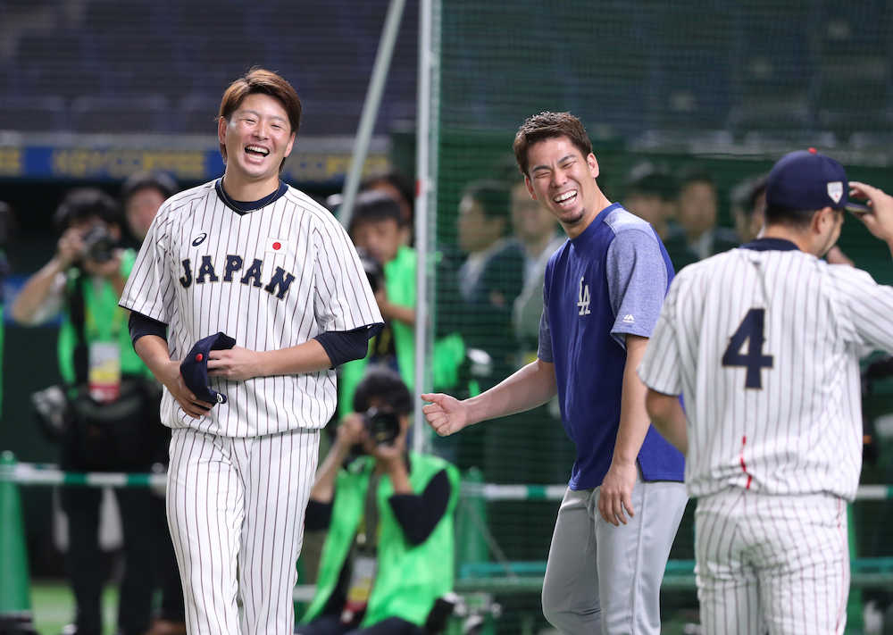 １１日の日米野球第３戦試合前、談笑する（左から）大瀬良、前田