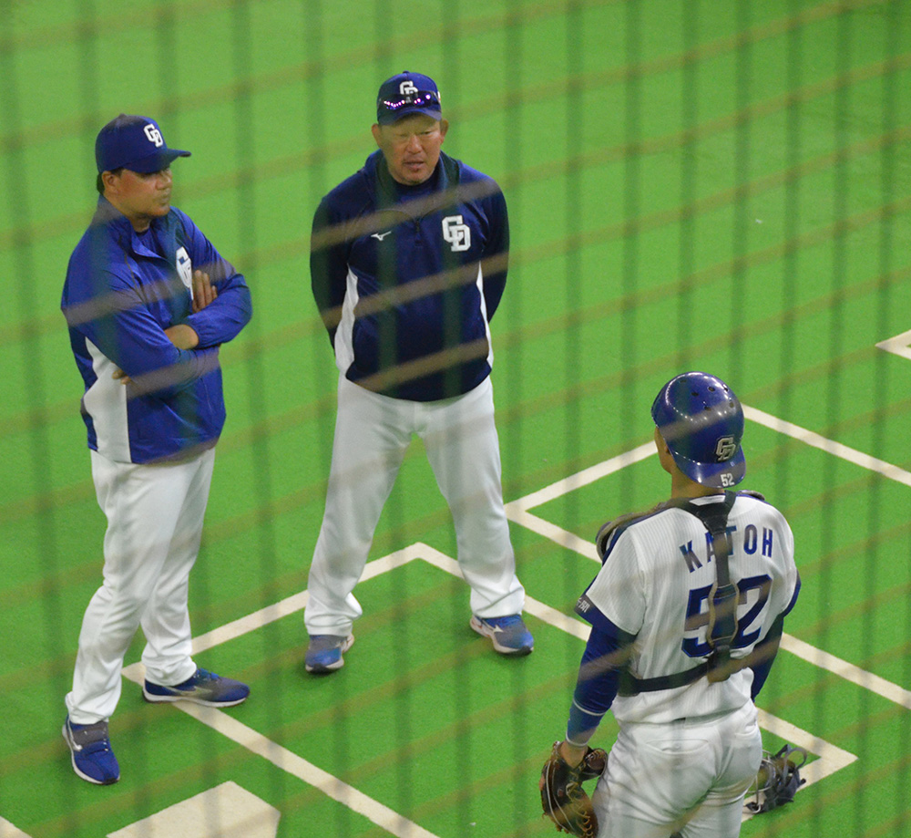 中日・与田監督（左）とともに加藤（右）を指導する中村バッテリーコーチ