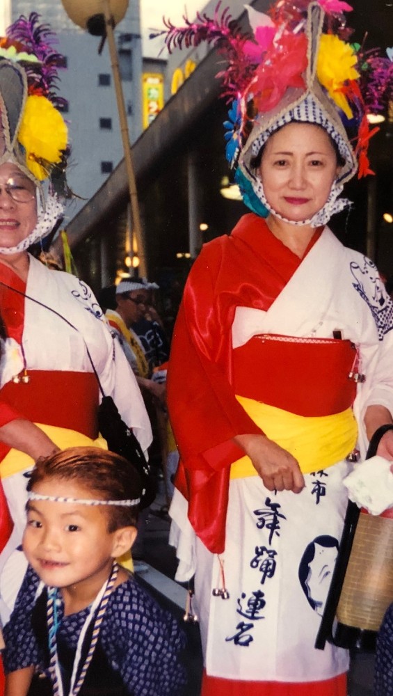 ねぶた祭に参加した祖母・美津子さん（右）と木浪