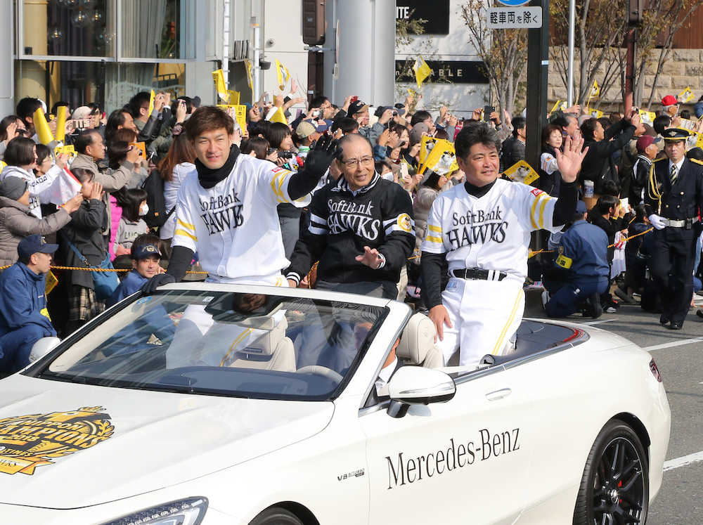 ソフトバンク日本一祝賀パレードで、ファンのの声援に応える（左から）柳田、王会長、工藤監督（撮影・岡田　丈靖）