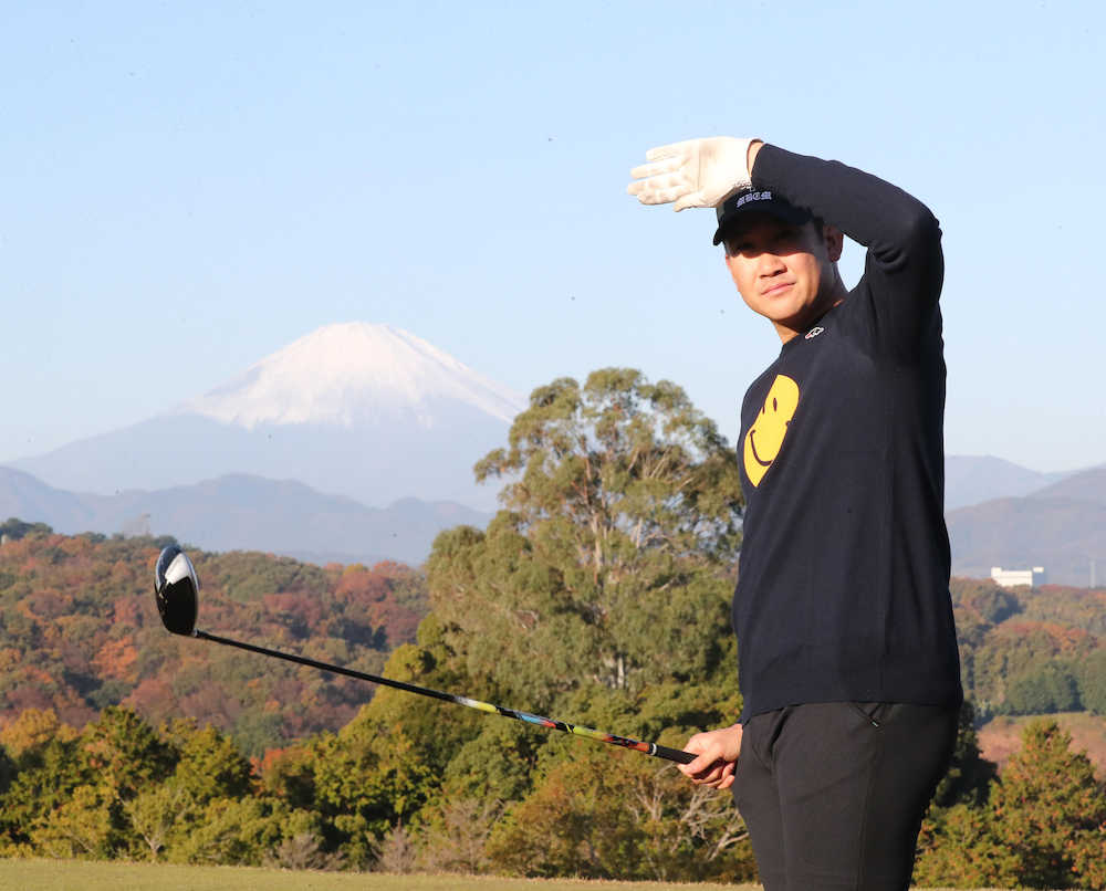 富士山を背に納会ゴルフに臨む菅野（撮影・島崎忠彦）