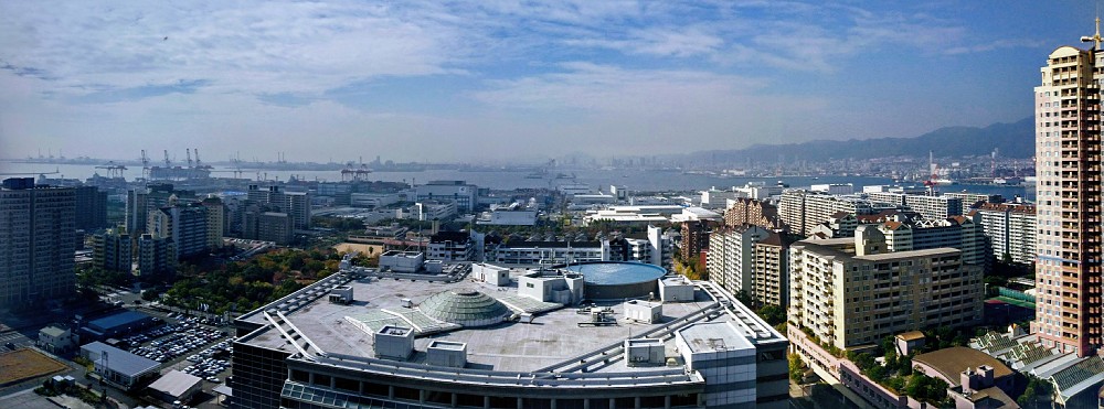 神戸ベイシェラトンホテル＆タワーズ２１階「神戸グリル」からの眺め。六甲の山なみや神戸港が望める。