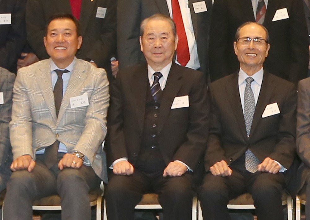 懇親会前に記念写真に納まる（左から）原監督、松田オーナー代行、王ＯＢ会顧問（撮影・荻原　浩人）