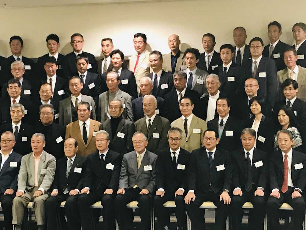 阪急ＯＢ会に出席した宮内義彦オーナー（前列左から５人目）。左隣は山田久志氏、右隣は湊球団社長