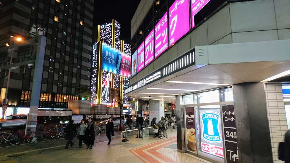 現在の梅田新道、大阪駅前第３ビル付近。国道をはさんで北新地の歓楽街