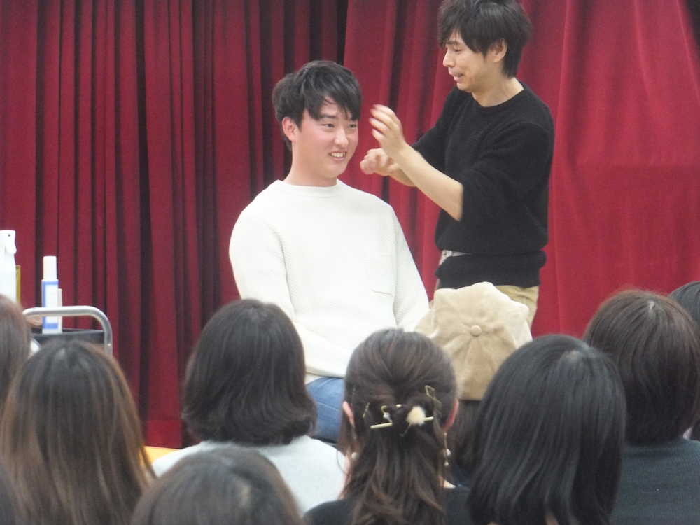 札幌市内で行われたトークショーで髪型をセットされる日本ハム・石川直