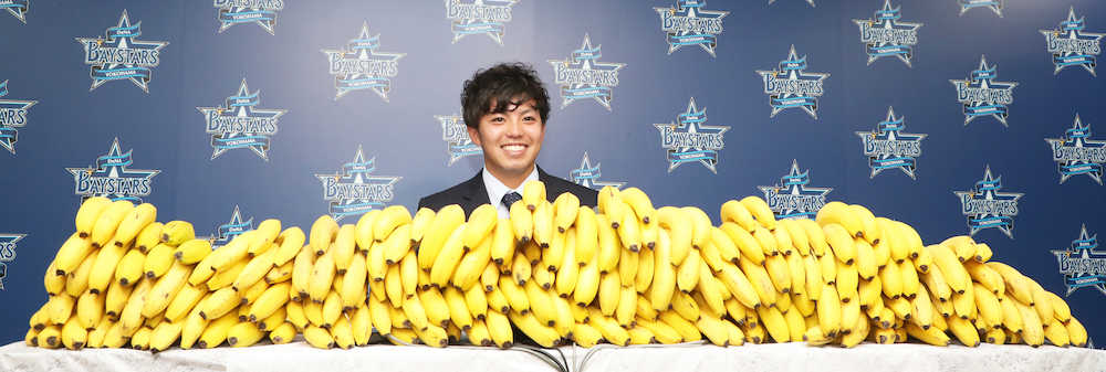 バナナパワーで新人王を獲得した東は契約更改を終え３１６本のバナナを前に喜びの会見を行う　（撮影・西川祐介）