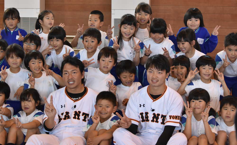 倉敷市真備町の薗小学校で交流会に参加した巨人の長野（左）と高田