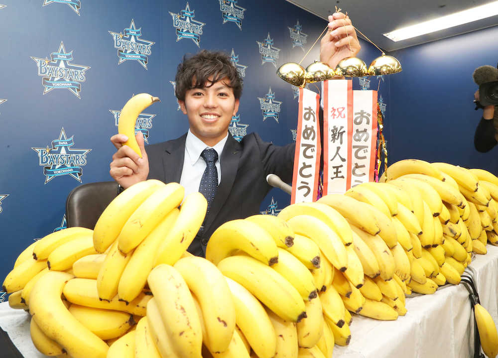 ３１６本のバナナを前に喜びの会見を行う東（撮影・西川祐介）
