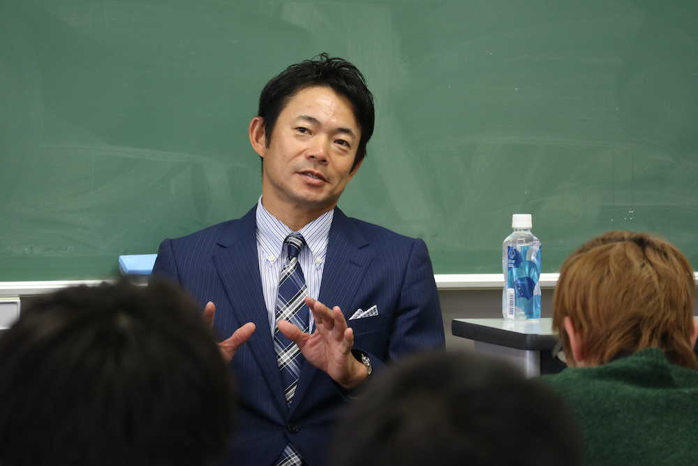 江戸川大学で特別講師として講義を行った元巨人の仁志敏久氏