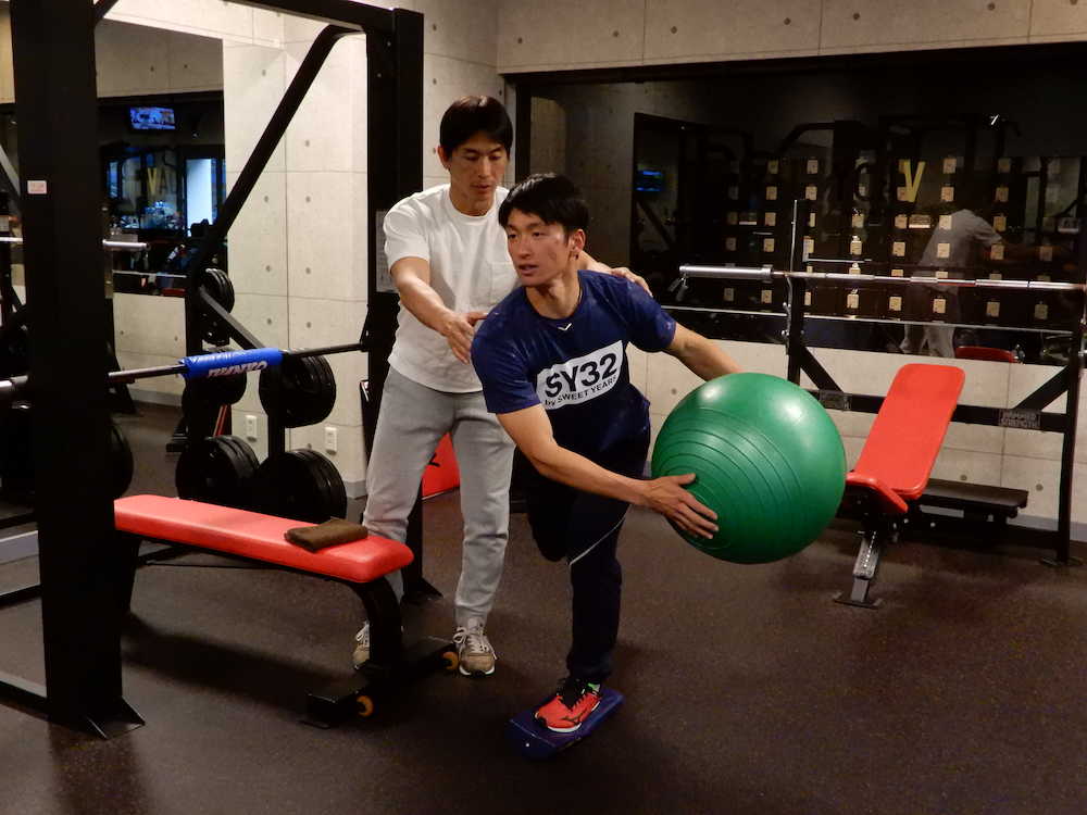 大阪市内のジムで仲田健トレーナー（左）の指導で体幹トレーニングをする近本