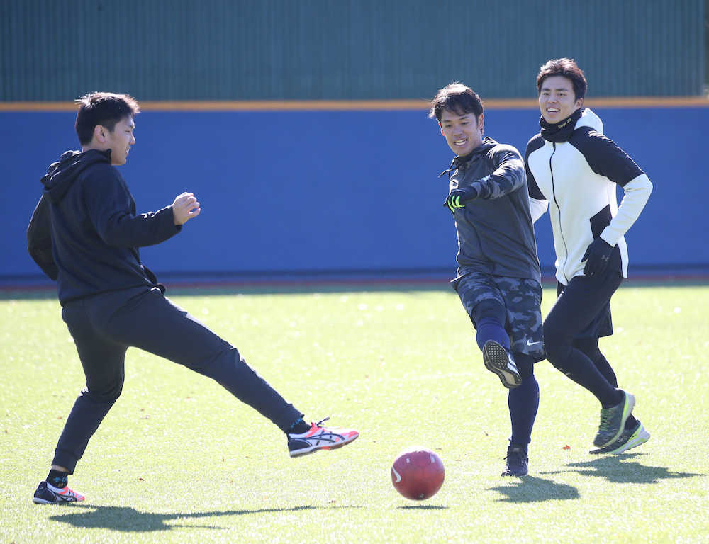 サッカーで体を温める（左から）石川、小川、田中（撮影・森沢裕）