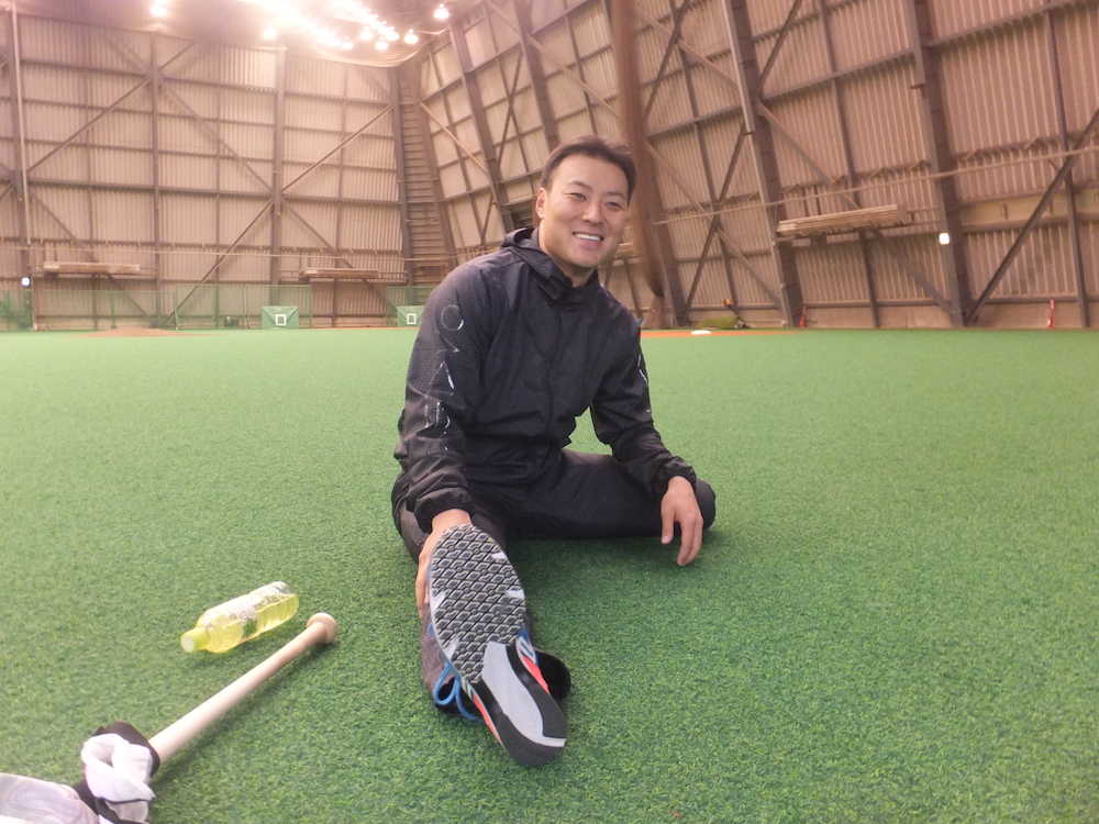 札幌市内の室内練習場で自主トレを行った日本ハム・田中賢