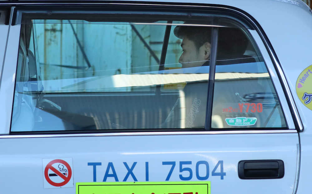 タクシーで外出する清宮（撮影・沢田　明徳）