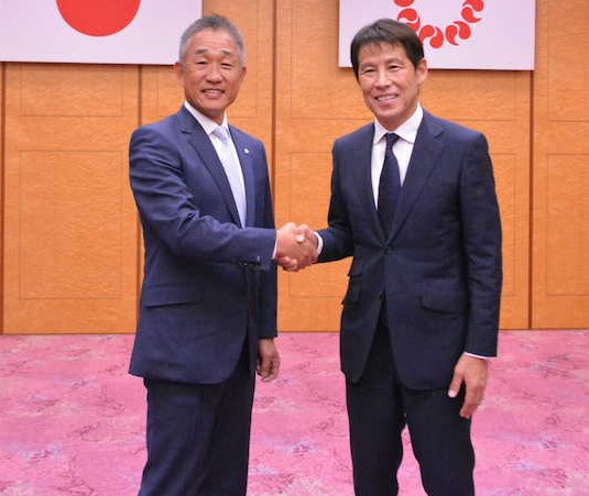 握手をする西武・辻監督（左）とサッカー前日本代表監督・西野氏