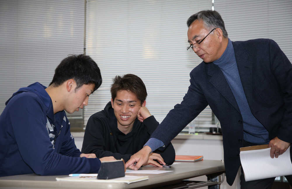 専修大学・佐藤雅幸氏（右）のメンタルトレーニングを受ける（左から）直江、高橋（撮影・森沢裕）