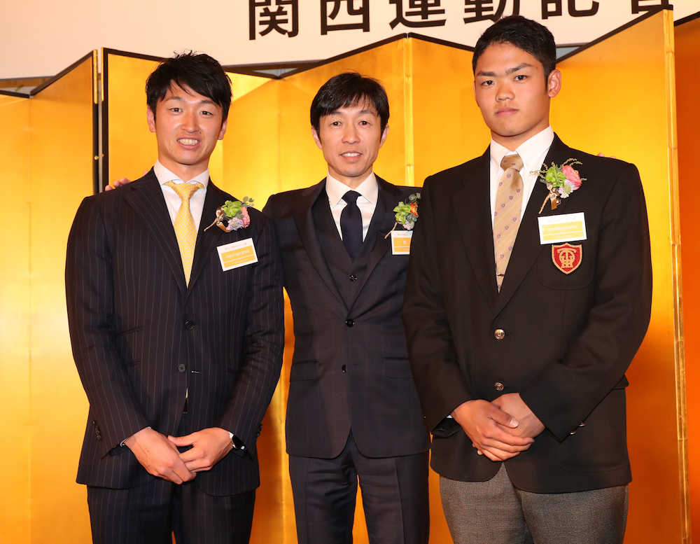関西スポーツ賞表彰式でスリーショットに納まる（左から）近本、武豊、中日・根尾　（撮影・奥　調）
