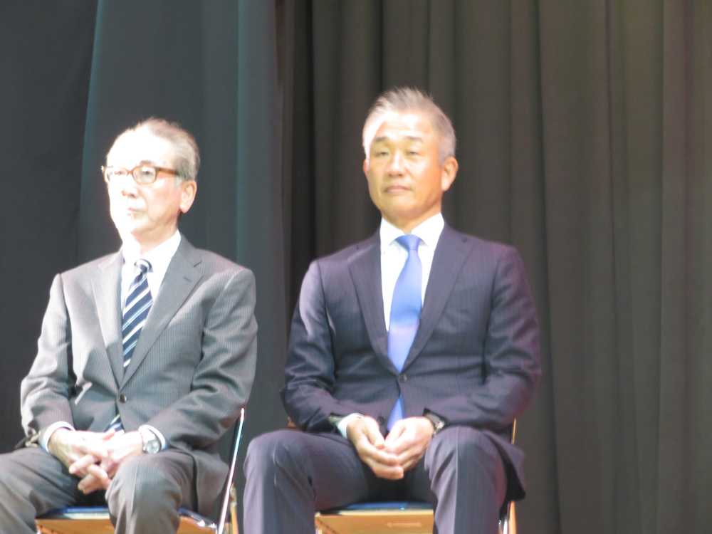 各位埼玉・上尾高校で教育講演会を行った西武。辻監督。（左は司会の中川氏）