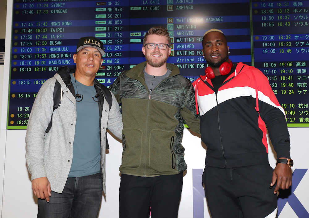 関西空港に到着した（左から）ナバーロ、ジョンソン、ガルシア（撮影・大森　寛明）