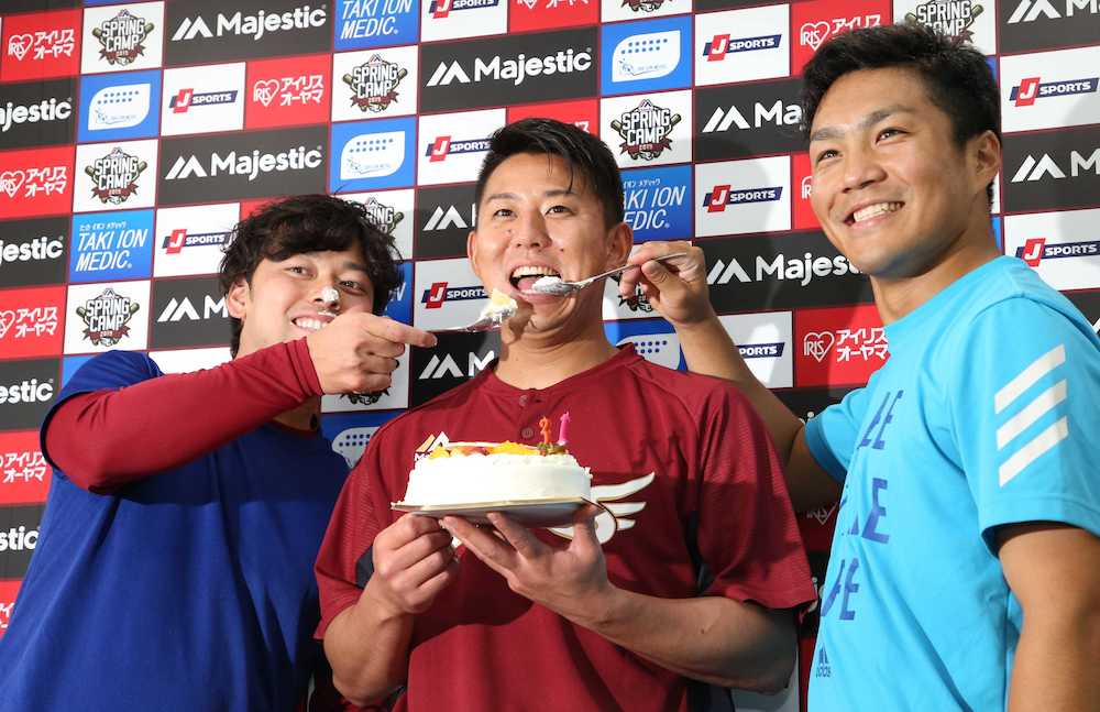 この日誕生日を迎えた福井（中央）は高梨（左）と則本昂（右）にケーキを食べさせてもらう（撮影・三島英忠）
