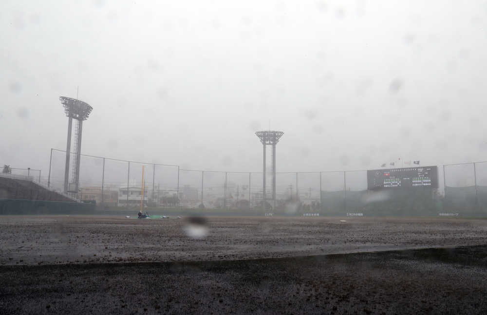 試合開始直前の豪雨で広島とロッテとの練習試合が中止となったコザしんきんスタジアム（撮影・中村　与志隆）