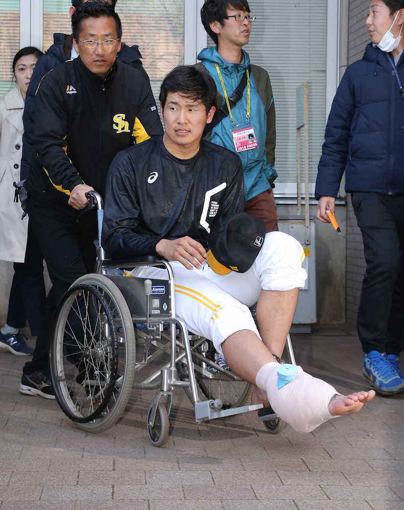 練習中に右足を痛めた杉山は車いすに乗り病院へ向かう（撮影・岡田　丈靖）