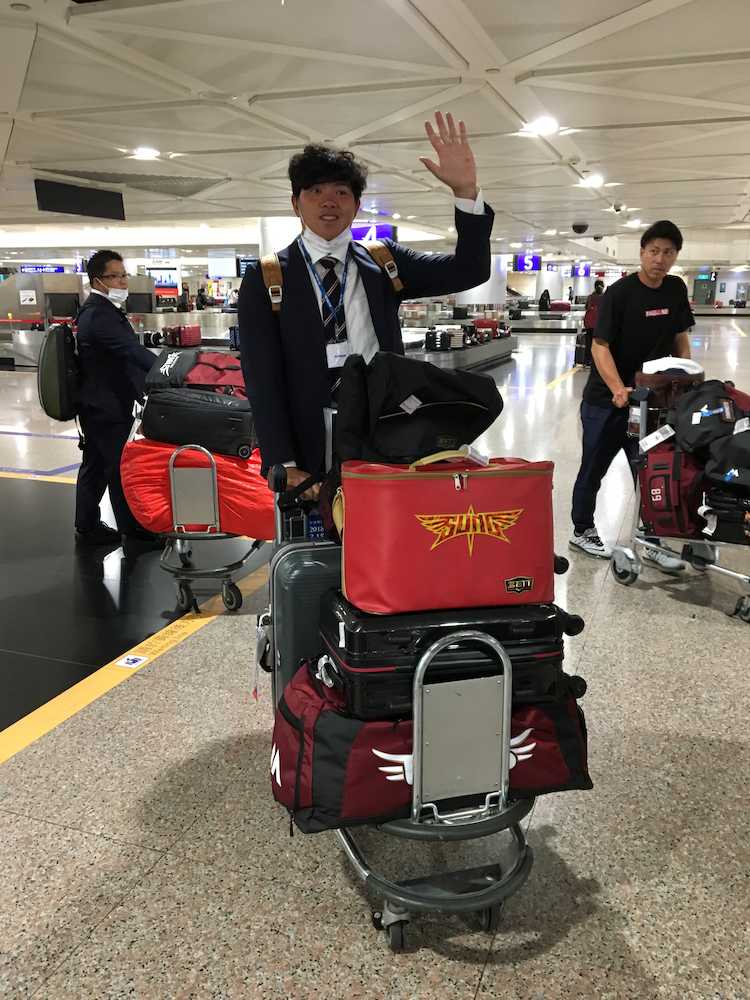 台湾に到着後、空港内で笑顔で手を振る楽天・宋家豪