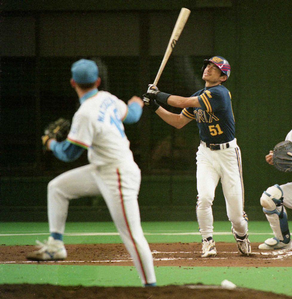 99年5月16日、オリックス・イチロー（右）が、西武・松坂に3打席連続の三振を喫する