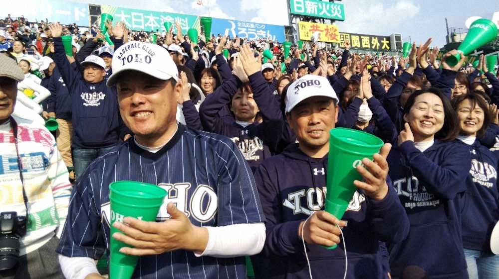アルプス席から声援を送る石川の父・尋貴さん（左）と平成元年優勝時のエース・山田喜久夫さん