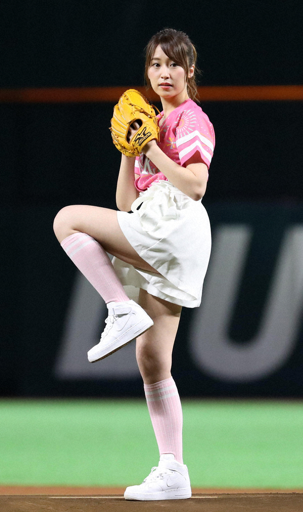 昨年5月にソフトバンク―日本ハム戦の始球式に登場した衛藤美彩