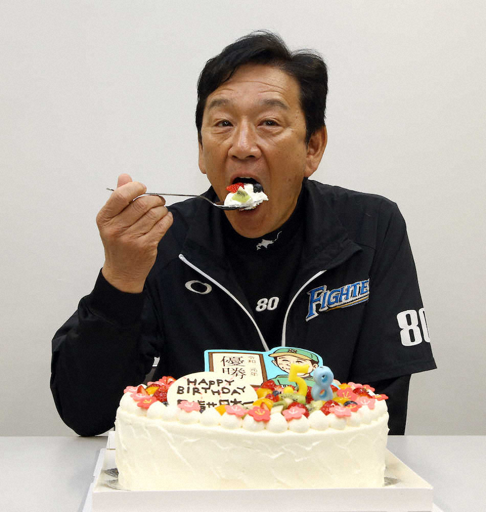 報道関係からプレゼントされた誕生日ケーキを口にする栗山監督（撮影・高橋茂夫）