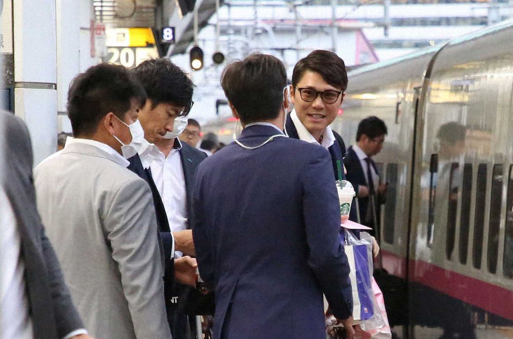 新潟行きの新幹線へ乗り込む際、笑顔を見せる坂本勇（右）（撮影・木村　揚輔）