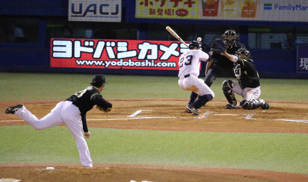 8日の阪神戦、青木は岩田の投球を頭部に受ける（撮影・大森　寛明）