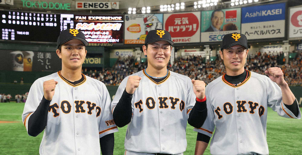 大量得点のスコアボードをバックに笑顔を見せる（左から）田中俊、岡本、亀井（撮影・森沢裕）