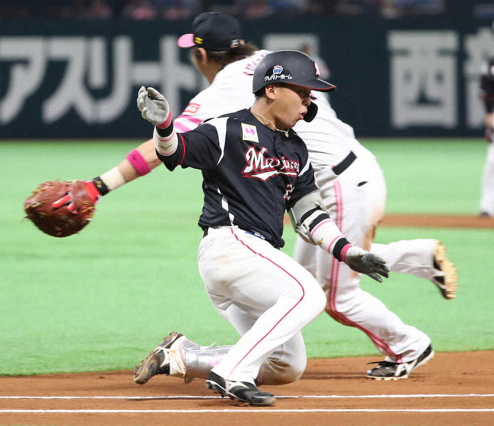 6回、遊撃内野安打を放った田村は一塁へ滑り込み足を痛める（撮影・岡田　丈靖）