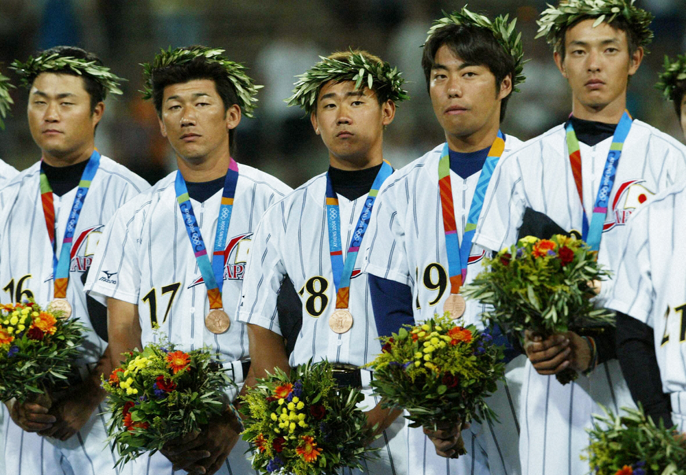 アテネ五輪３位の銅メダルを胸に表彰台に立つ、日本代表の（左から）安藤、三浦、松坂、上原、岩隈