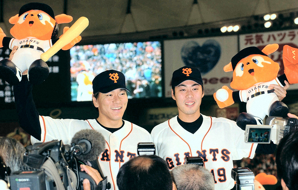 2002年4月13日、中日戦のヒーローインタビューでともにお立ち台に立った巨人・松井（左）と上原