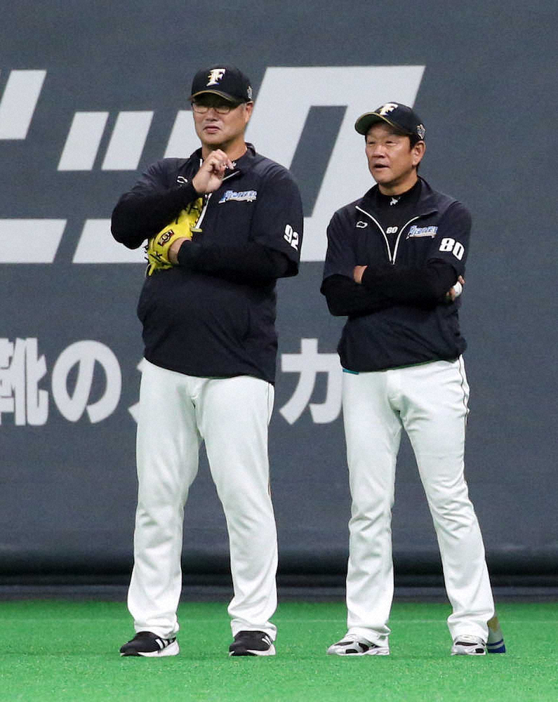 試合前、栗山監督（右）と話す木田投手コーチ