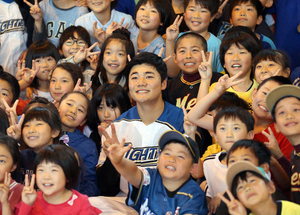 ＜日本ハム＞札幌市の学校訪問した清宮は笑顔で児童との集合写真に収まった（撮影・高橋茂夫）