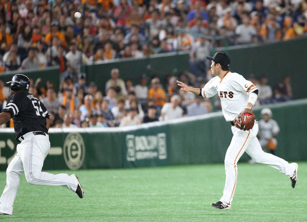 初回1死満塁、松田の打球を三塁へ悪送球する坂本勇（撮影・森沢裕）