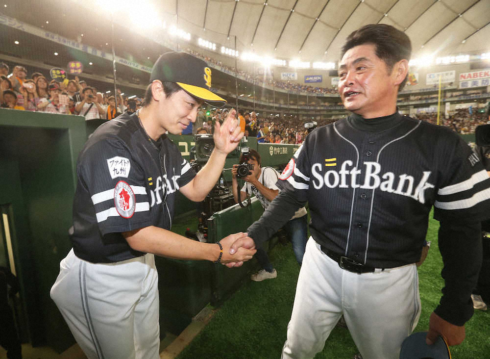 今季初勝利の和田（左）は工藤監督と握手を交わす　（撮影・西川祐介）