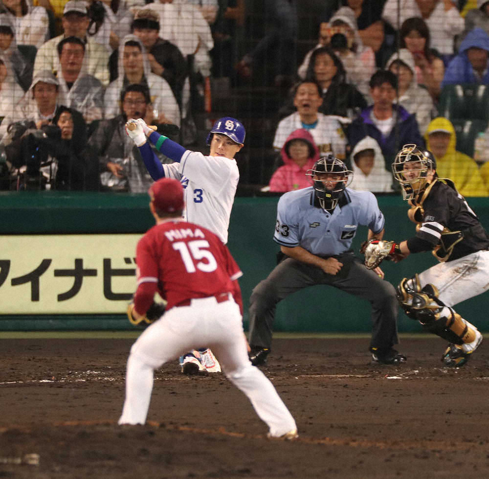 3回2死一塁、高橋は右翼線に適時二塁打を放つ（撮影・坂田　高浩）