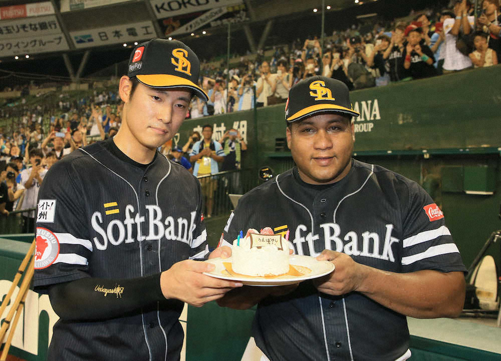 上林（左）の誕生日を祝い、バースデーケーキを手渡すデスパイネ（撮影・尾崎　有希）