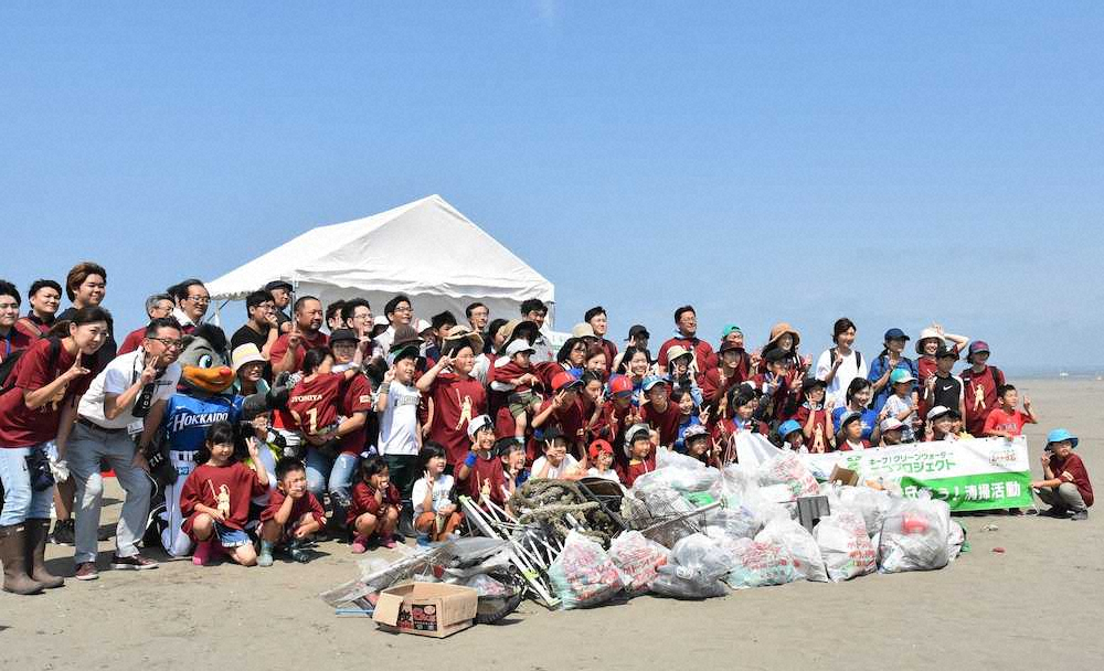 石狩市の石狩三線浜で清掃活動を行う日本ハム・川村社長（左から5人目）ら参加者