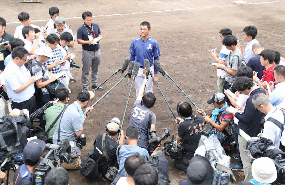 休養日の練習に多くの報道陣が集まり、取材に応じる星稜・奥川（中央）（撮影・平嶋　理子）